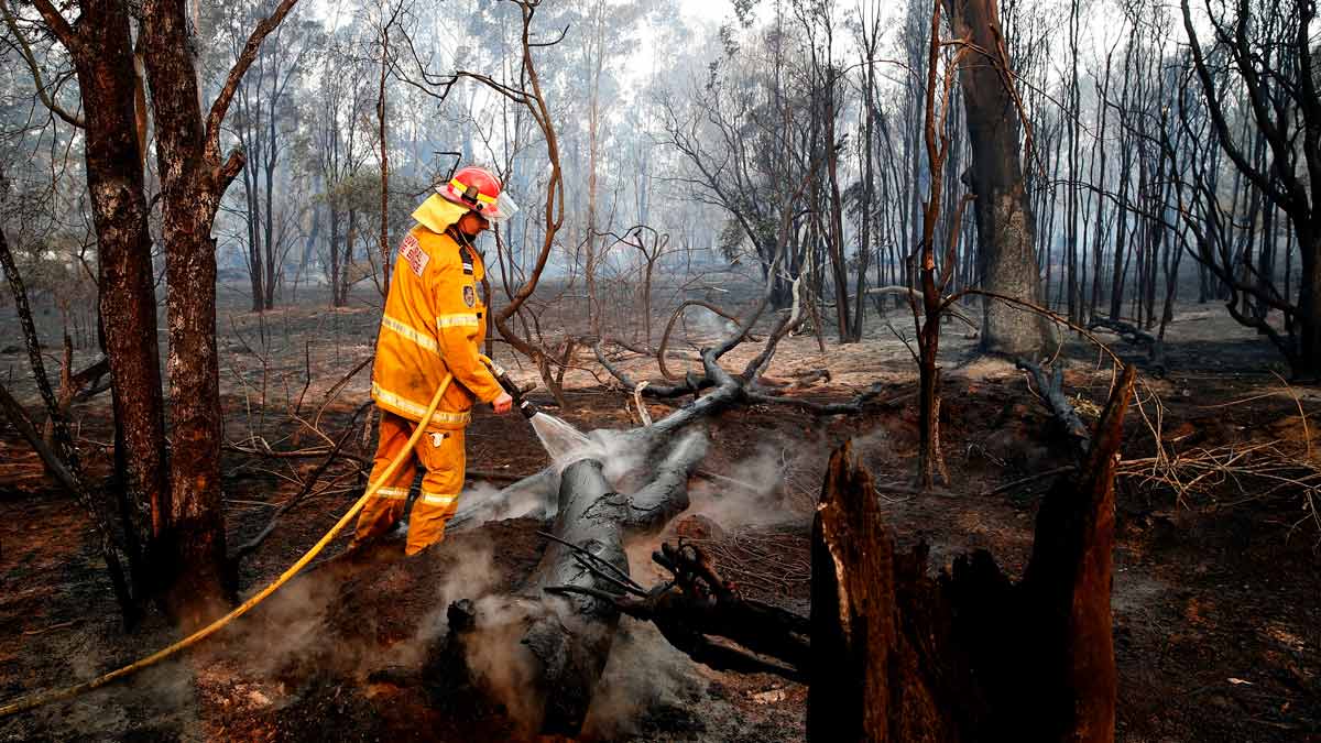 Australia's bushfire threat is beyond 'worst case scenario's experts say. (AAP Image/Darren Pateman)